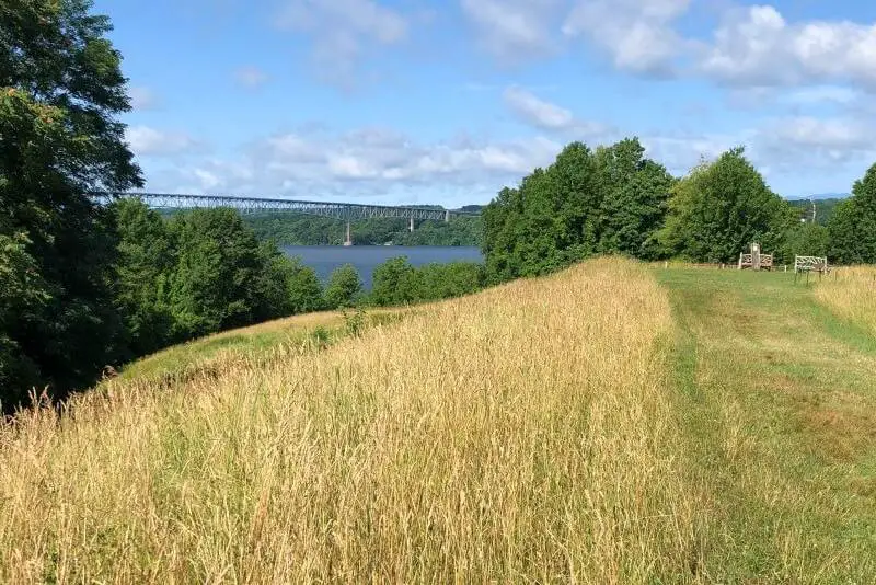 Poets-Walk-Trail-Room-7-lookout-with-view-of-mid-hudson-bridge